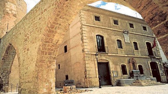 Segorbe conserva parte de la muralla medieval, en cuyo tramos final se encuentra el acueducto del siglo XIV.