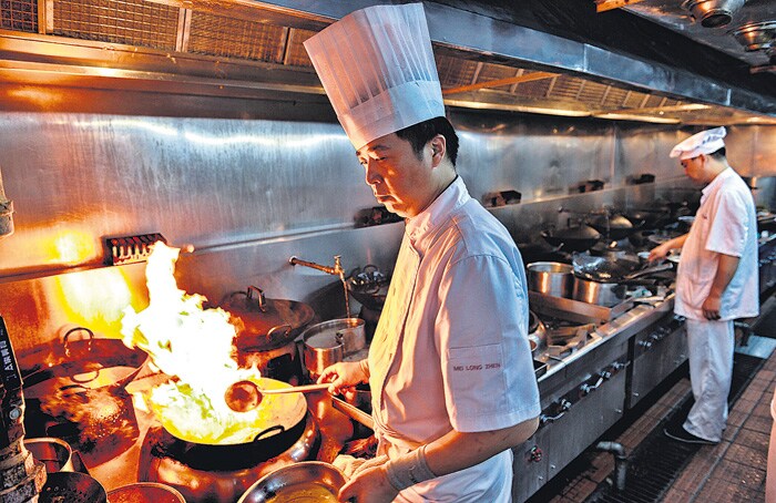 En los fogones del Meilongzhen trabajan una docena de cocineros.
