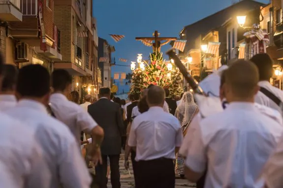 La banda de música toca el himno español tras la imagen del Cristo de El Palmar en la procesión del jueves. :: j. montañana