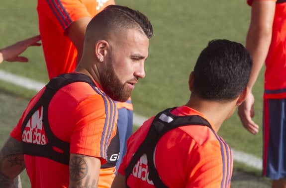 Nicolás Otamendi, durante el entrenamiento de ayer en la ciudad deportiva de Paterna.