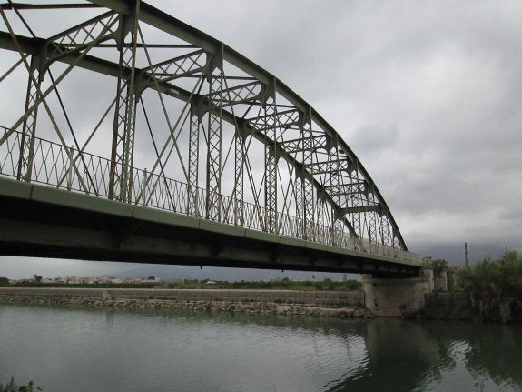 Una asociación exige abrir el puente de Fortaleny