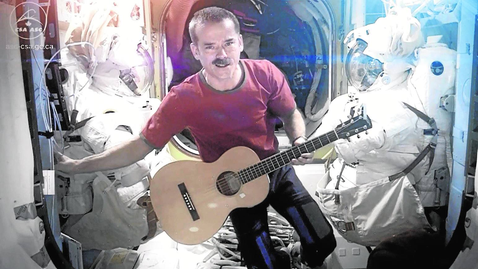 Chris Hadfield interpreta ‘Space Oddity’, de David Bowie, en la Estación Espacial Internacional.