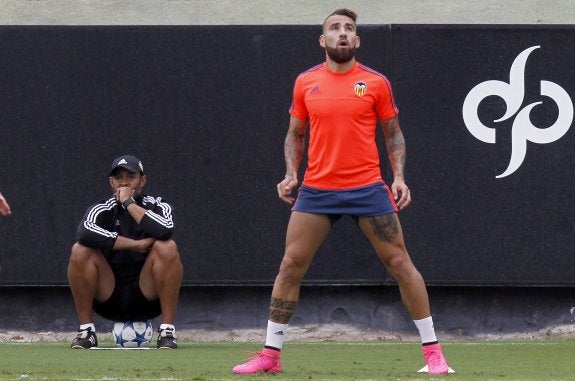 El Valencia ultima la venta de Otamendi al City