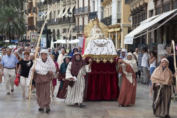La procesión de la Virgen de la Asunción en la plaza de la Reina, ayer. :: Avan / M. Guallart
