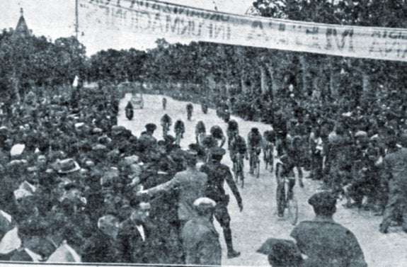 La llegada de los corredores a la Alameda en 1935.