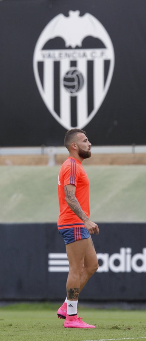 Otamendi, el sábado durante su último entrenamiento con la camiseta del Valencia.