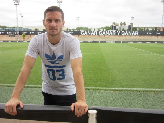 Pablo Piatti posa en el estadio Antonio Puchades de Paterna después de la entrevista. :: j. bermejo