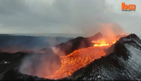 Vista de pájaro del lago de lava Holuhraun en Islandia.