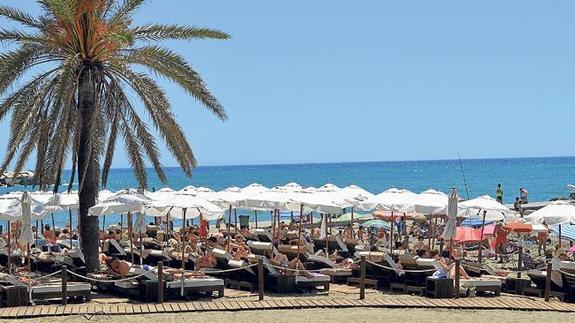 Hay que madrugar para coger una hamaca libre en las playas de Marbella.