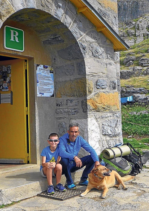 Iban Urbieta con su hijo Mikel en la entrada al refugio de Góriz, en Ordesa