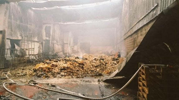 El almacén de la fábrica de Benifaió ha quedado arrasado por el fuego. :: c. p. bomberos valencia