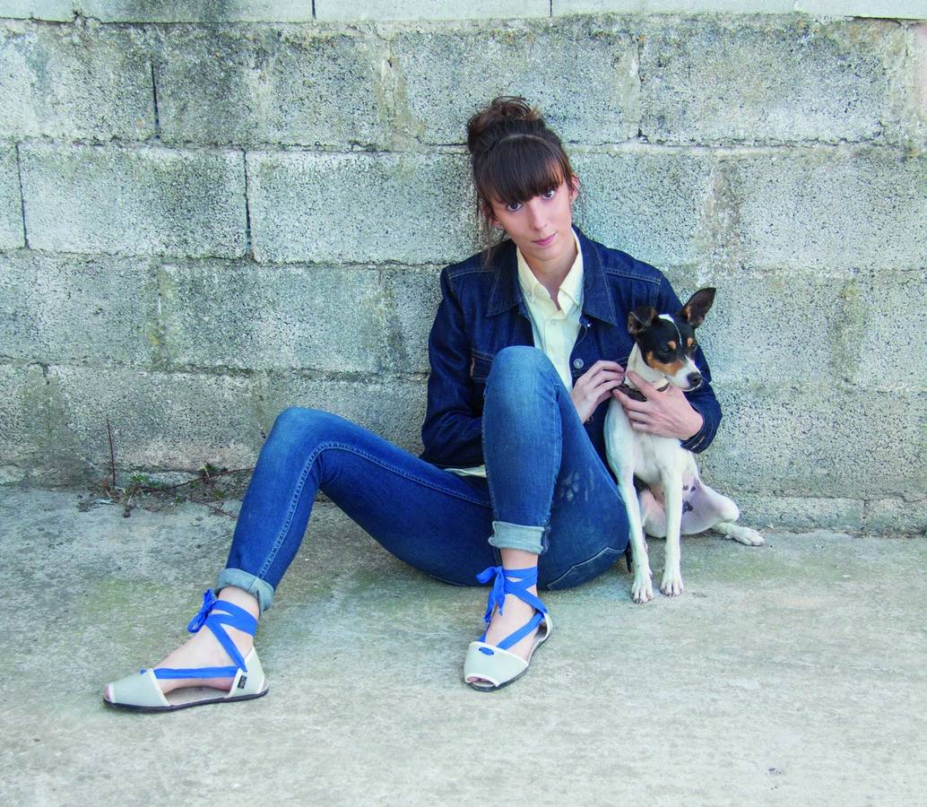 La ilustradora Begoña Pons, con su perro.