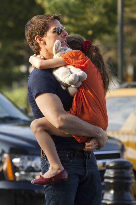 Tom Cruise abraza a su hija en uno de sus reencuentros. :: AFP