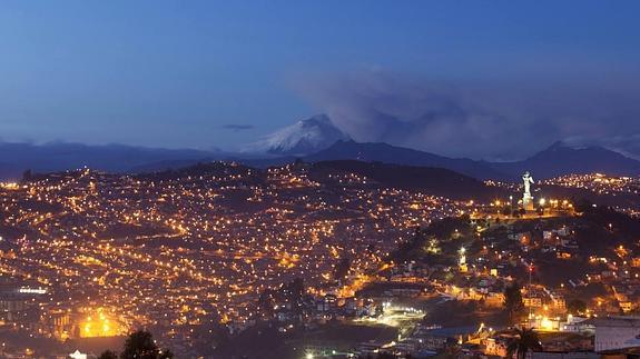 Vista de la expulsión de ceniza del Cotopaxi, uno de los volcanes más activos del mundo, desde Quito.