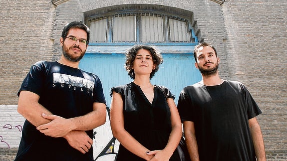 César Guardeño, Diana Sánchez y Esteban Longares, a las puertas de una nave industrial.