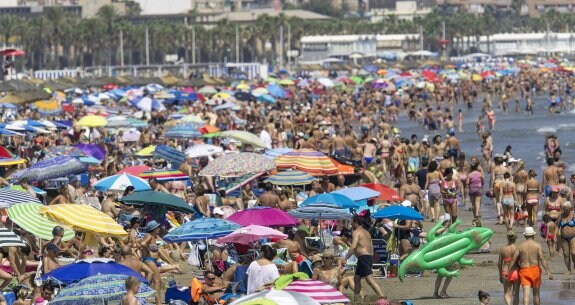 Turistas en las playas de Las Arenas y La Malvarrosa de Valencia. :: EFE/Manuel Bruque