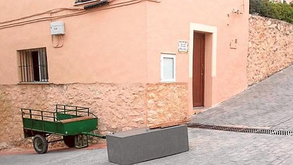 La caja fuerte sustraída de la casa consistorial de LA Vall d' Alcalà que los ladrones perdieron en su huida.