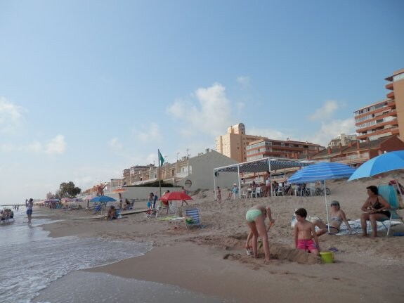 El tramo final de la playa de la Goleta de Tavernes de la Valldigna es uno de los más afectados por la escasez de arena. :: l. e.