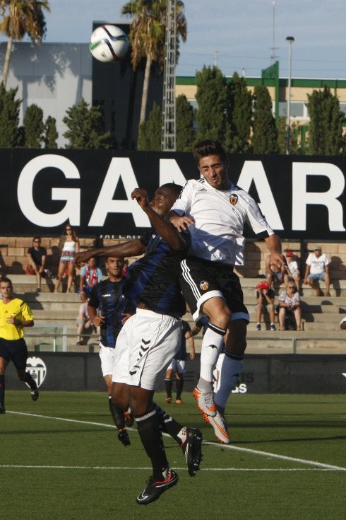Imagen del duelo entre el Mestalla y el Huracán. :: manuel molines