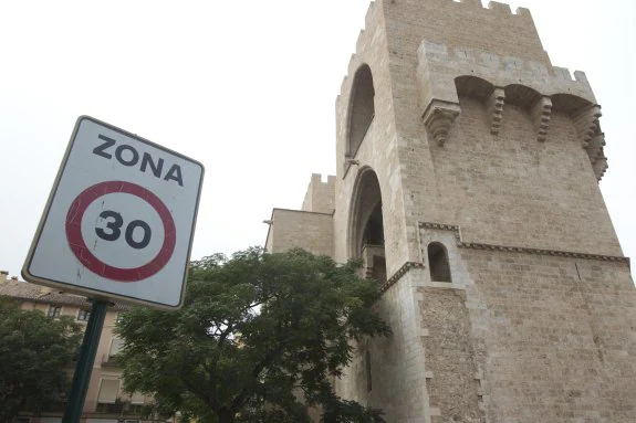 El entorno de las Torres de Serranos ya era zona 30 con preferencia para peatones. :: damián torres