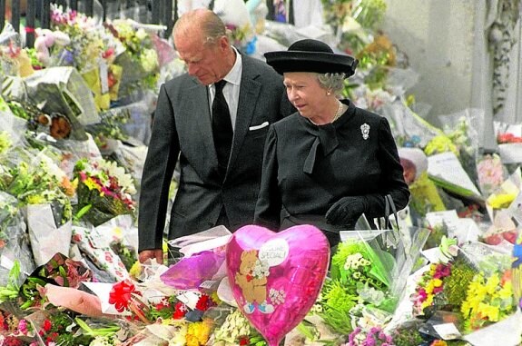 Buckingham Palace se llenó de flores en 1997. :: afp