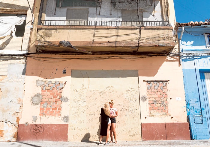 Uno de los edificios tapiados en el Cabanyal para evitar su ocupación ilegal.