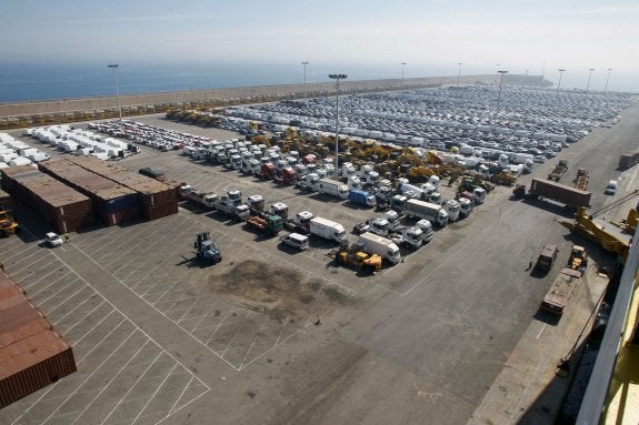 Vehículos en una terminal del Puerto de Valencia. :: irene marsilla