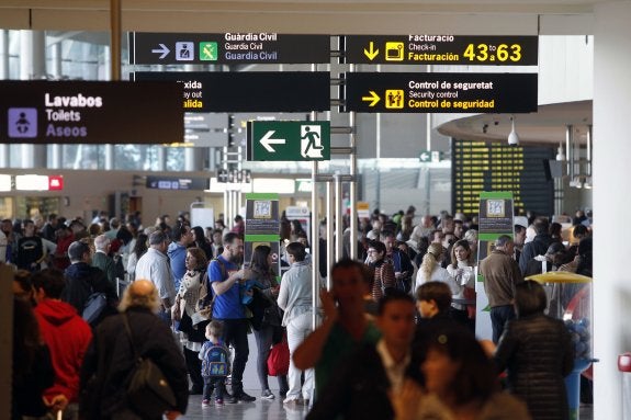 Los pasajeros esperan ente los mostradores de facturación de una compañía 'low cost'. :: Irene Marsilla