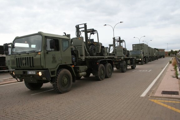 Salida del convoy de tropas del Cuartel General de la OTAN de Bétera, en el despliegue iniciado esta semana. :: lp