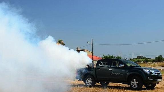 Un vehículo fumiga en un arrozal de la Albufera, en una imagen cedida por Lokímica.