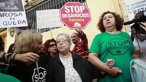 Rosa junto a un grupo de activistas de la PAH, hoy junto a su casa de Valencia.