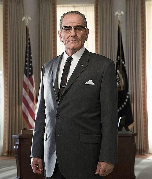 Brian Cranston interpreta a Lyndon Brian Johnson.