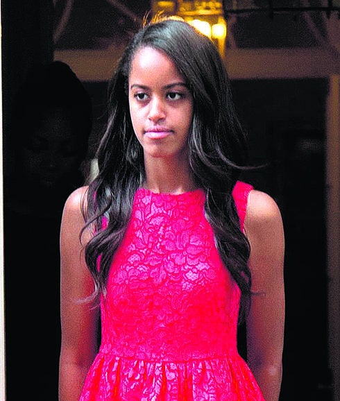 Malia Obama eclipsó a su madre en su visita a Londres con un vestido rojo de Kate Spade (casi 500 dólares).