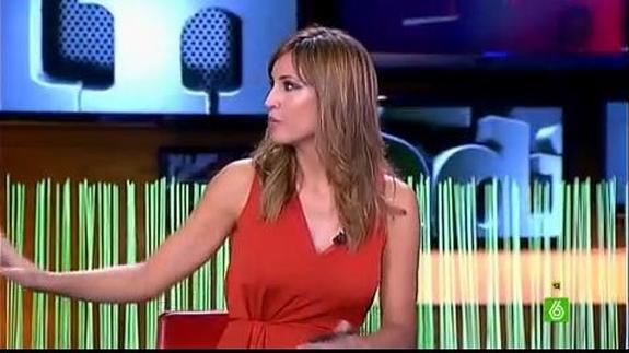 Sandra Sabatés, presentadora del programa 'El Intermedio' durante la interrupción de una mujer.