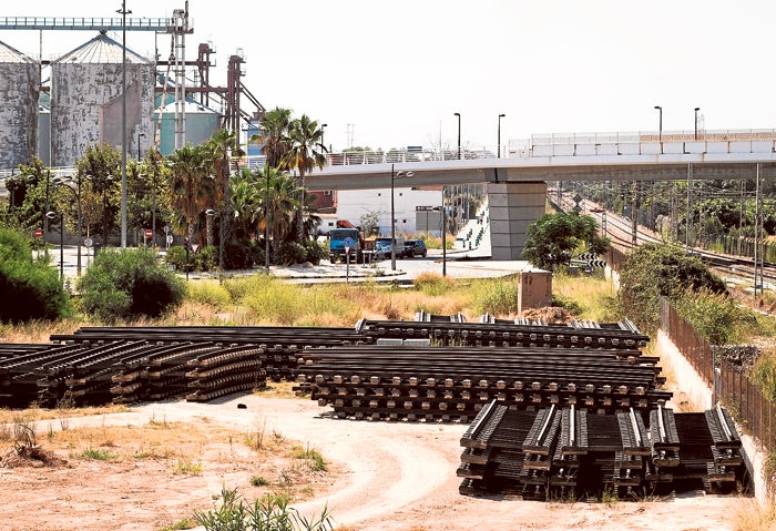 Traviesas apiladas junto al túnel de Serrería. 