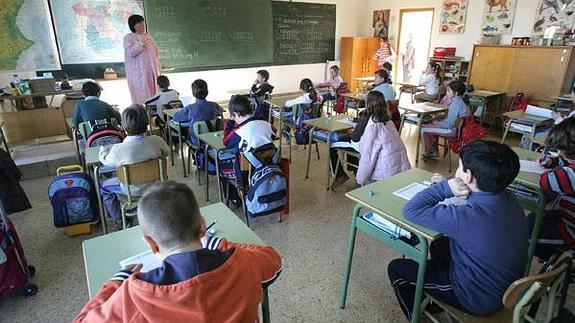 Alumnos asisten a clase en un colegio concertado.