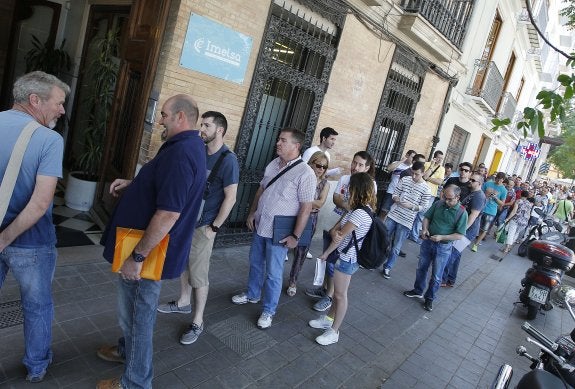 Decenas de personas, ante la sede de Imelsa en busca de trabajo. :: jesús signes