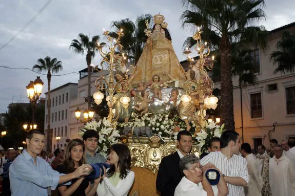  Impresionante imagen del  espectáculo piromusical que se disparó. :: j. pascual burguera Numerosos vecinos acudieron a la tradicional procesión. :: lp