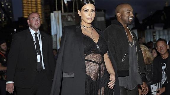 Kim Kardashian y Kanye West, a su llegada al desfile primavera 2016 de Givenchy.