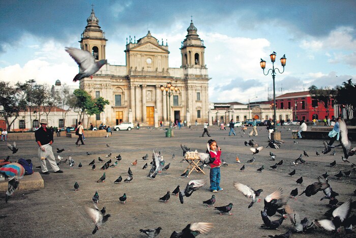 La plaza 'indignada'. Una niña juega con las palomas en la Plaza Central de Ciudad de Guatemala, escenario de las protestas contra el expresidente Otto Pérez Molina, acusado de liderar un millonario fraude aduanero.