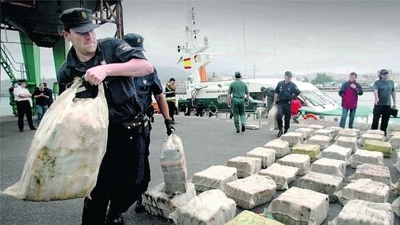 La policia descarga la droga incautada en un barco en junio en Villagarcía de Arosa.