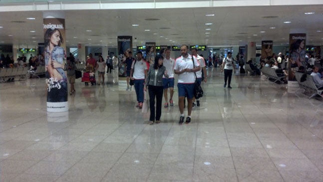 Layhoon Chan y Nuno conversan en el aeropuerto de Barcelona.