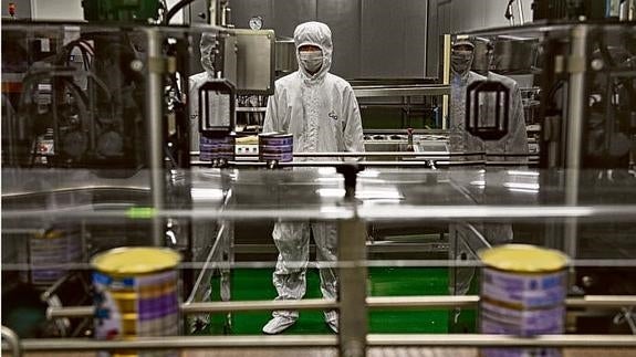 Un operario supervisa la maquinaria automatizada de la empresa láctea Chen Guay Dairy.