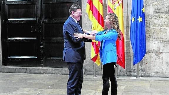 El presidente de la Generalitat, Ximo Puig, con Carolina Punset en el Palau.