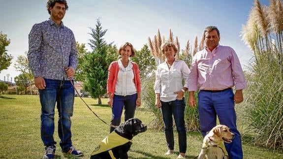 Guillermo Parras y su madre Victoria, Ana Martín y su marido Julio, algunos de los criadores de perros guía.