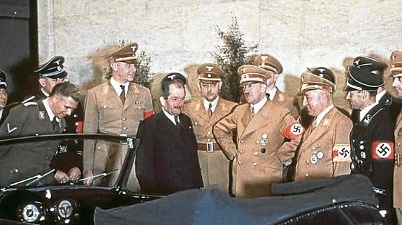 Ferdinand Porsche muestra a la plana mayor del nacionalsocialismo alemán un prototipo del 'escarabajo'.