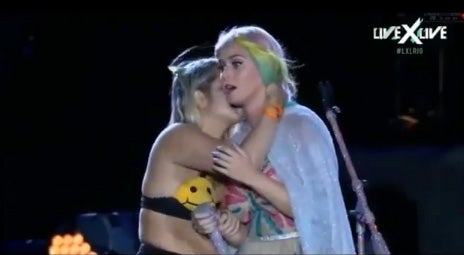 Katy Perry junto a una fan que subió al escenario del Rock in Río en Brasil.