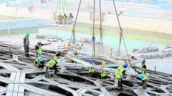 Los operarios concluyen la moderna cúpula del Louvre de Abu Dabí.