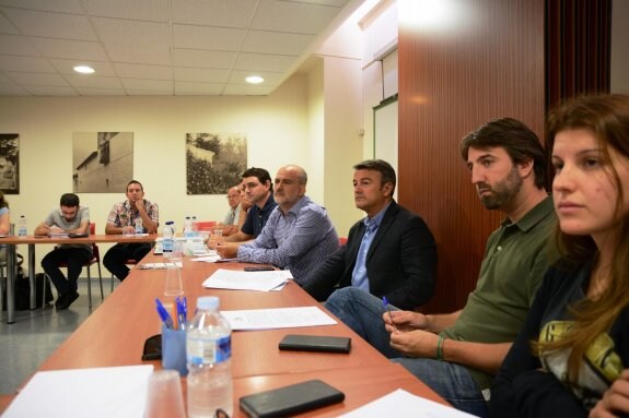 Varios de los representantes de los municipios de la Ruta dels Riuraus en la reunión de ayer. :: LP