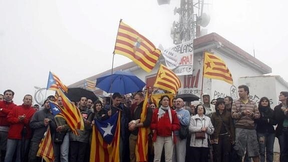 Unas 300 personas concentradas impidieron hoy que funcionarios de la Generalitat clausuraran el centro repetidor de televisión de Acció Cultural.